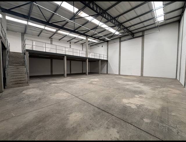 606M² WAREHOUSE TO LET IN STIKLAND INDUSTRIAL